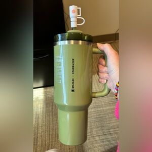 Stanley X Starbucks Exclusive Flowstate Quencher 40oz Tumbler Olive Green Pearl